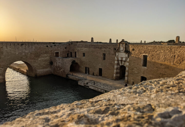 Il castello sull’acqua: la storia millenaria del Forte a Mare di Brindisi