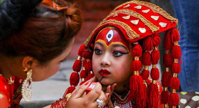 Tra mito e realtà: la vita delle Kumari, le dee bambine del Nepal