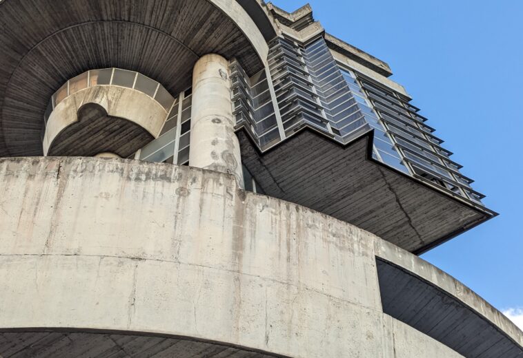 Un’astronave di cemento nel porto di Napoli: la Casa del Portuale