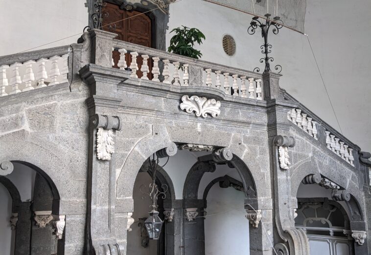 Palazzo Serra di Cassano e quel portone chiuso dal 1799